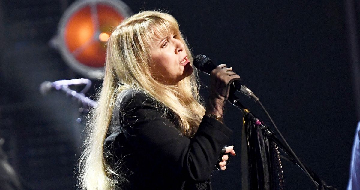 頑強女巫史蒂維尼克斯 (Stevie Nicks) 在 2019 年搖滾音樂廳演繹雙重肺炎