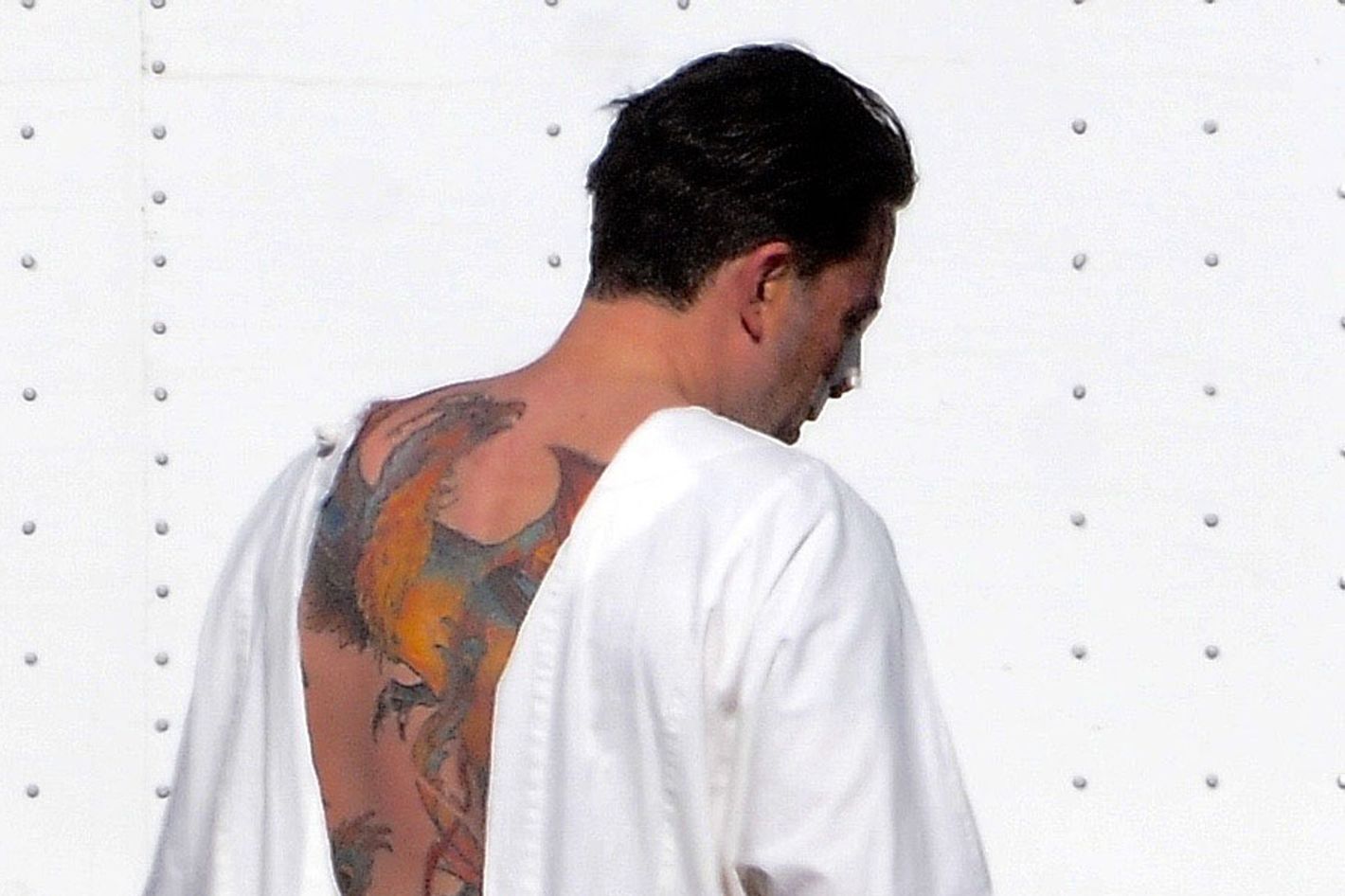 J Lo Mocks ThenEx Ben Afflecks Awful Phoenix Back Tattoo in Old Clip