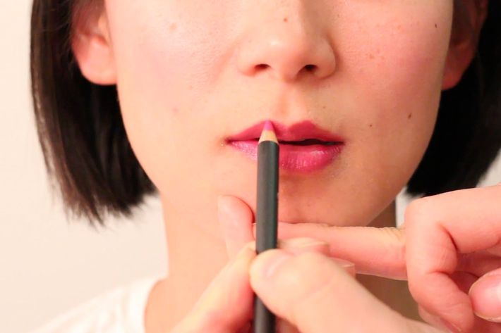 how to apply lipstick without lip liner