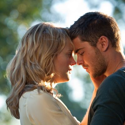 (L-r) TAYLOR SCHILLING as Beth Green and ZAC EFRON as Logan Thibault in Warner Bros. Pictures’ and Village Roadshow Pictures’ romantic drama “THE LUCKY ONE,” a Warner Bros. Pictures release.