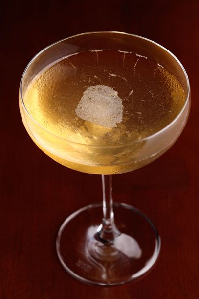 茶玫瑰香槟鸡尾酒，搭配酩悦皇家香槟和柠檬浸泡茶玫瑰浸渍。