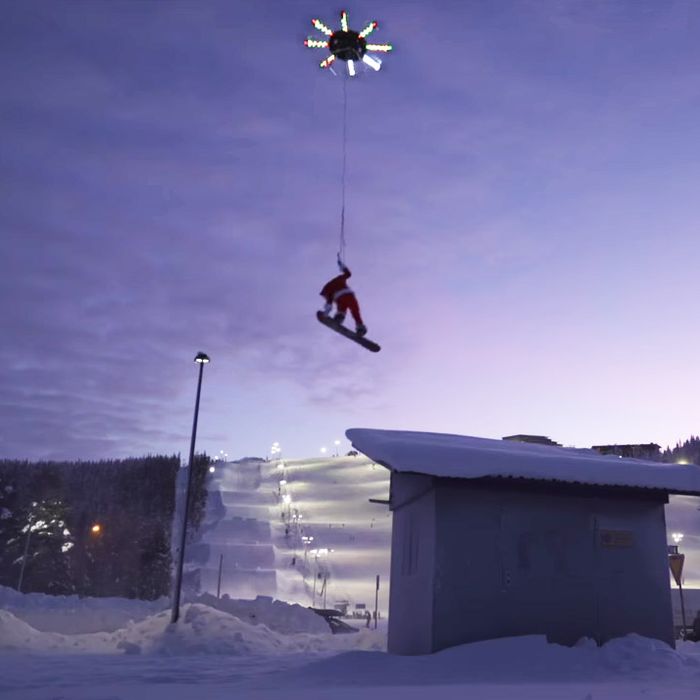 forpligtelse grammatik nød Watch a Supersized Drone Lift a Snowboarder Off a Mountain