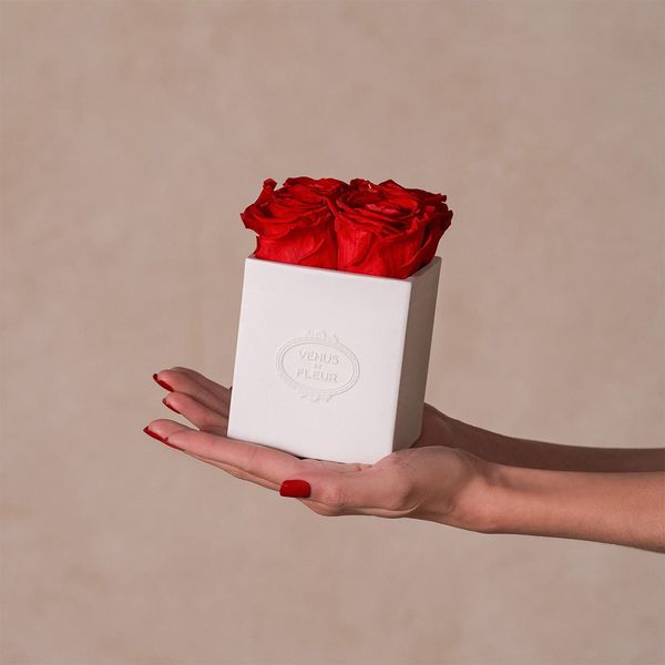 Venus et Fleur Sylvie Porcelain Vase - Four Eternity Roses