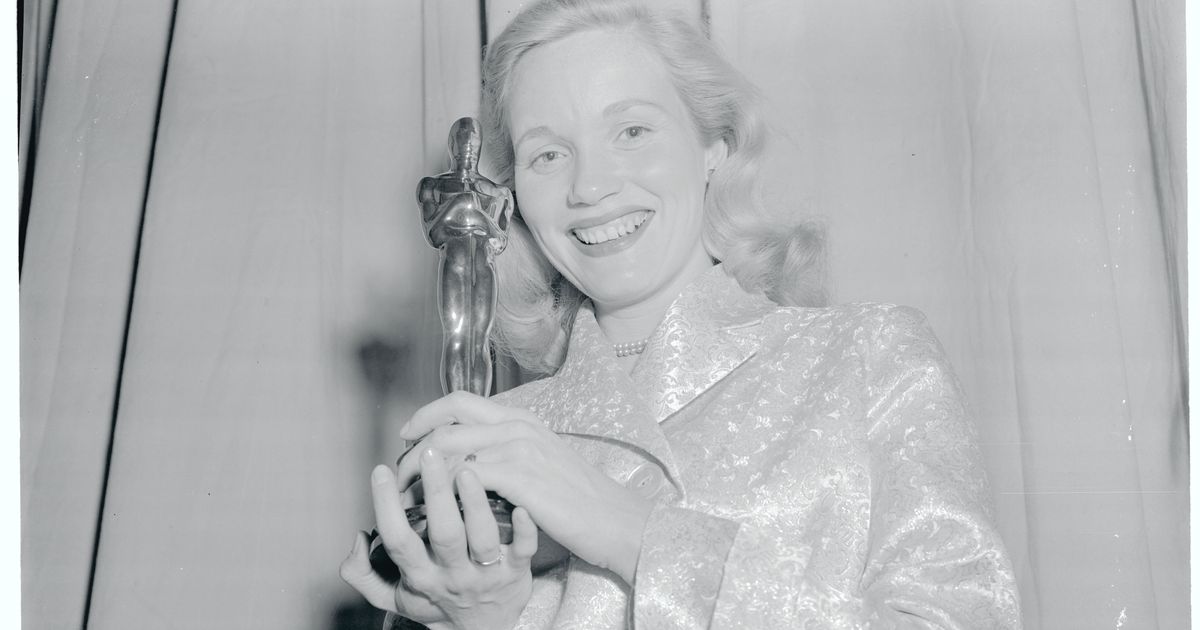 Eva Marie Saint, Oscar Winner, Dead at 102