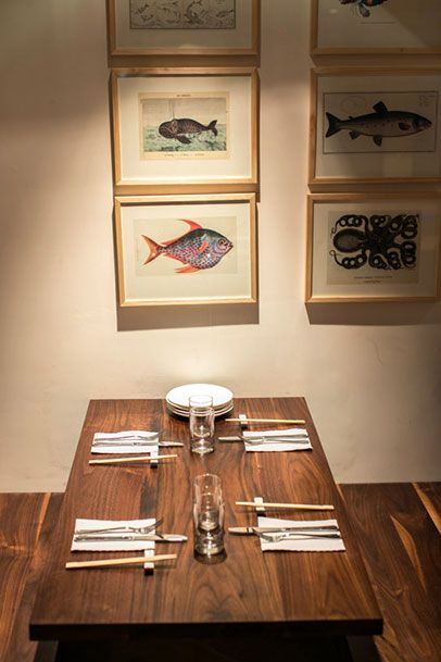 鱼和其他来自深海的生物装饰着墙壁。