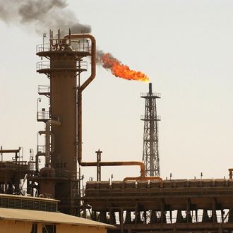 A general view shows Iraq's largest oil refinery in the northern town of Baiji 05 August 2003. 