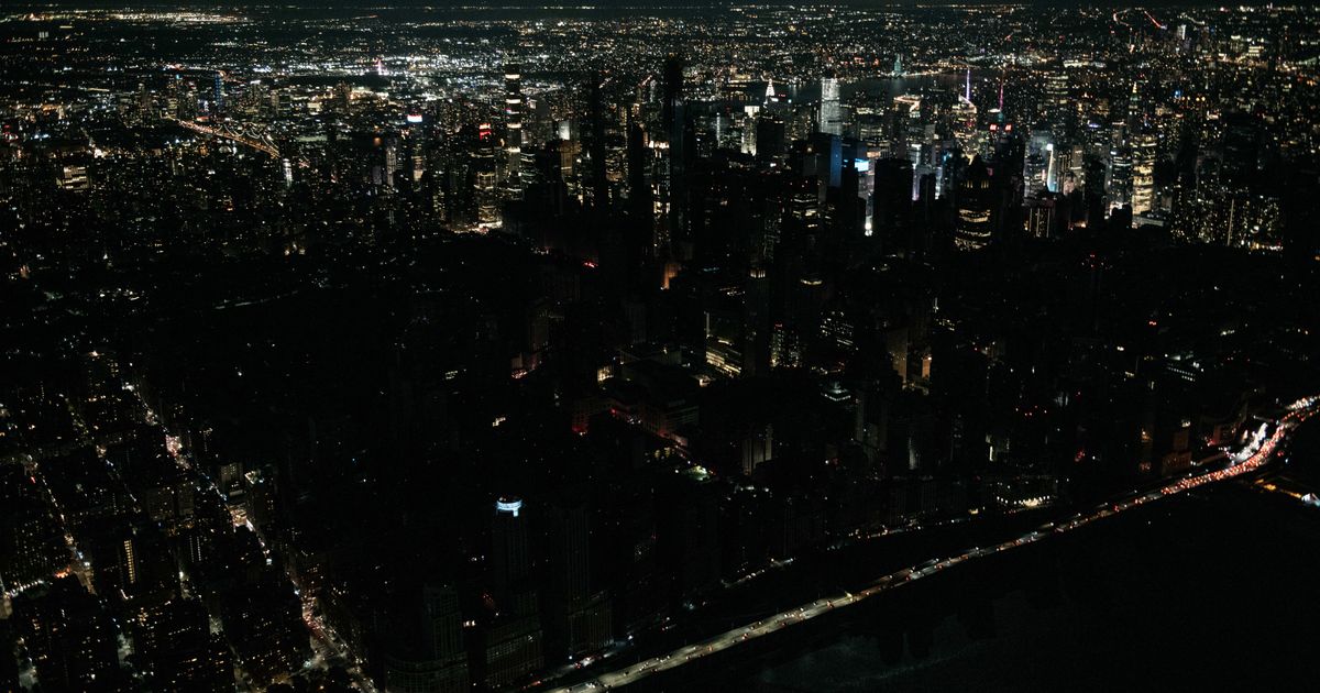 https://pyxis.nymag.com/v1/imgs/8eb/47f/cba65b6d3bf082c7b6b141809cde9f0b20-13-manhattan-blackout-aerial-rs.2x.rsocial.w600.jpg