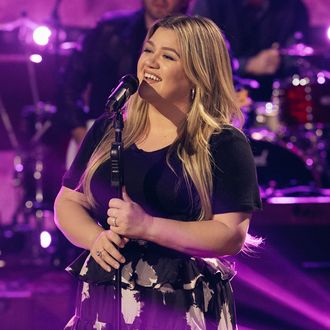 Kelly Clarkson Clarifies That She Is Pro-Romance