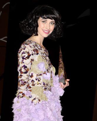 SYDNEY, AUSTRALIA - NOVEMBER 27: Kimbra poses with the award for female artist of the year at the 2011 ARIA Awards at Allphones Arena on November 27, 2011 in Sydney, Australia. (Photo by Mark Metcalfe/Getty Images)
