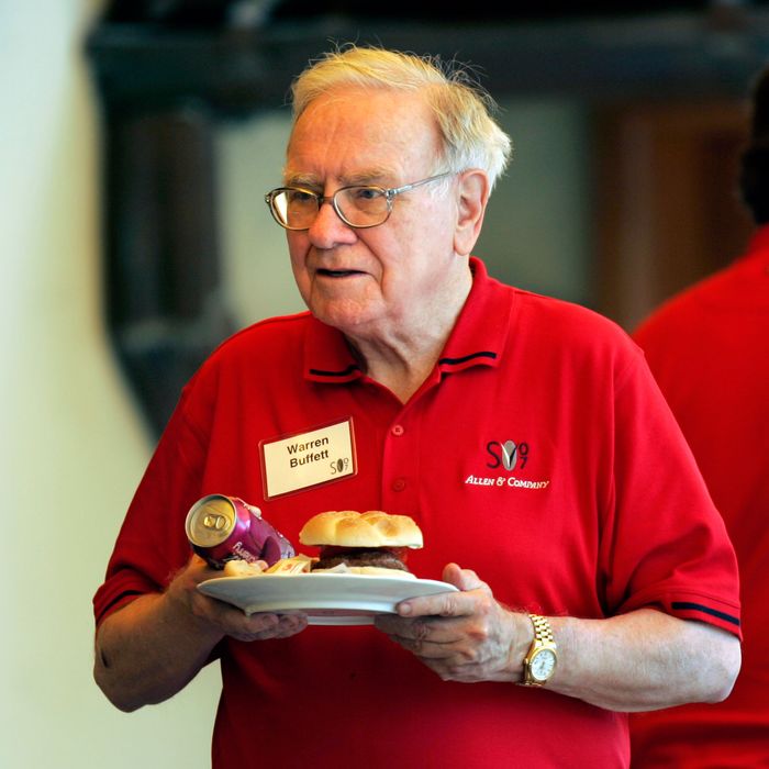Warren Buffett heads to his table with his meal during lunch at the annual Allen and Co.'s media conference Wednesday, July 11, 2007, in Sun Valley, Idaho.