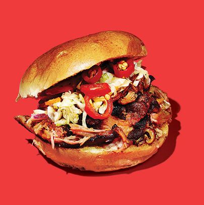 Mighty Quinn的手撕猪肉7.75美元;第二大道103号，第六街;休·曼格姆(Hugh Mangum)的“Texalina”(得克萨斯和卡罗莱纳风格的混搭)餐厅吸引了无数热情的粉丝，最好的表达方式可能是传统品种的拉肉三明治，上面轻轻淋上不太甜、不太酸的酱汁，上面撒上沙拉和腌辣椒。