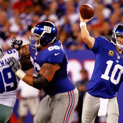 EAST RUTHERFORD, NJ - SEPTEMBER 05: Quarterback Eli Manning #10 of the New York Giants drops back to pass against the Dallas Cowboys during the 2012 NFL season opener at MetLife Stadium on September 5, 2012 in East Rutherford, New Jersey. (Photo by Jeff Zelevansky/Getty Images)
