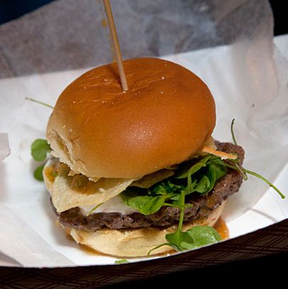 脆脆的纳帕谷汉堡:新鲜山羊奶酪，豆瓣菜，梅耶柠檬蜂蜜芥末，薯片。