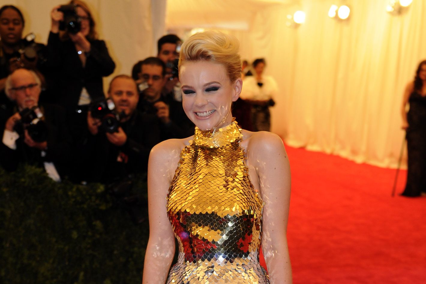 carey mulligan gold dress Carey Mulligan in custom Armani Priv based on SS24 at the 2024 SAG Awards  : r/whatthefrockk