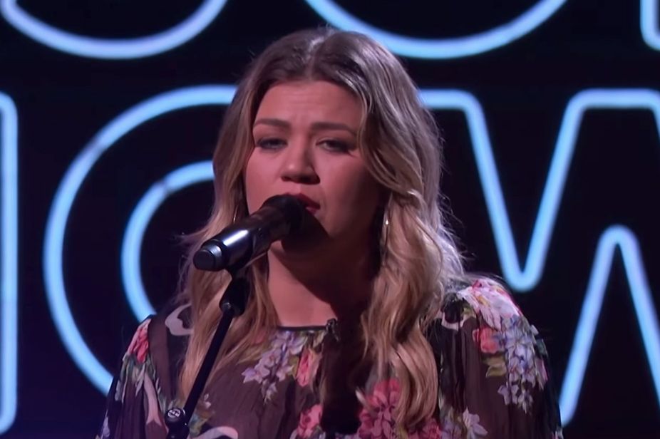 Kelly Clarkson Delivered A Breathtaking Cover Of Kacey Musgraves