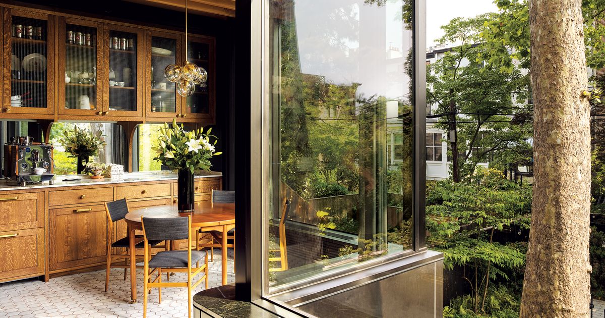 A Brooklyn Rowhouse That Preserves the Wildness Out Back