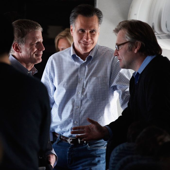 Republican presidential candidate and former Massachusetts Governor Mitt Romney (C) talks with campaign advisors Stuart Stevens (L) and Eric Fehrnstrom on a chartered airplane after departing Des Moines, Iowa, January 4, 2012 while en route to Manchester, New Hampshire.