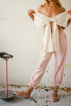 Pantalones bombachos de seda con pétalos de Salter House x Hannah Kristina Metz