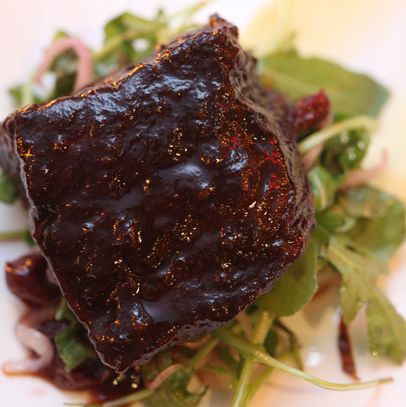 红烧排骨配玉米面包泥，樱桃脆片和芝麻菜。