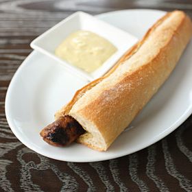 菜肴:辣根芥末猪肉香肠热狗，4.95美元意大利辣根芥末蘸酱猪肉香肠总分:3.5英寸面包还不错。酱汁不错，甜的，辣的，靠在芥末上。这是一种意大利香肠。他们是唯一一家有法式面包和香肠的餐厅，但我认为它缺乏一点复杂性。”