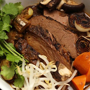 配上牛腩、米粉和焦洋葱的烤汤