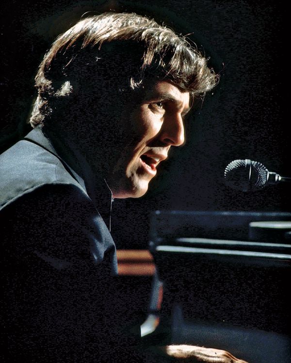 UNSPECIFIED - JANUARY 01: Photo of Burt BACHARACH; Burt Bacharach performing on stage, (Photo by David Redfern/Redferns)