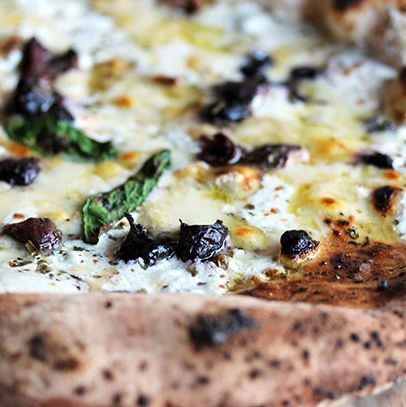 加了新鲜柠檬汁的Il Greco派是对阿斯托里亚希腊社区的一种呐喊。