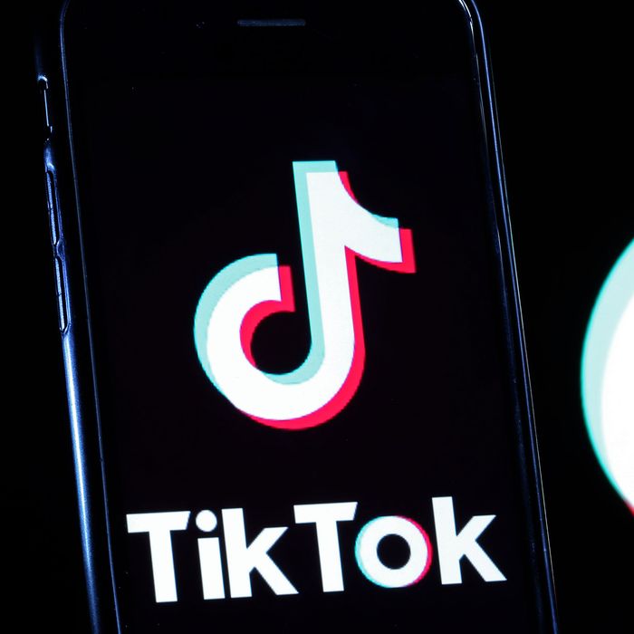 Trump Administration to Ban WeChat, TikTok From App Stores