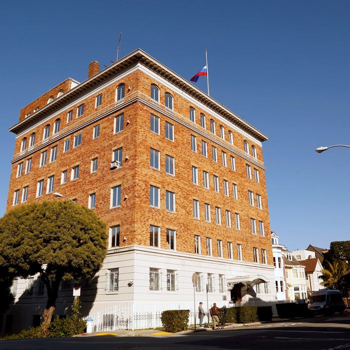 U S Closes Russian Consulate In San Francisco