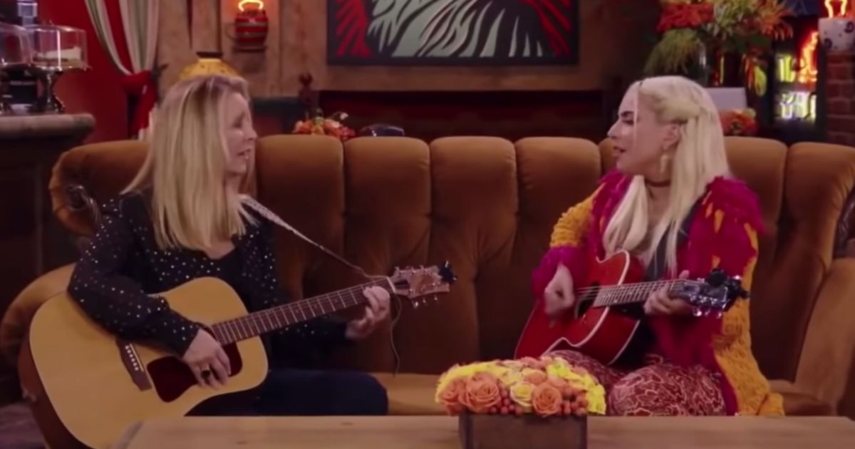 麗莎庫卓 (Lisa Kudrow) 和菲比 (Phoebe) 的超級粉絲在現場演唱了《臭貓》(Smelly Cat)朋友們團圓