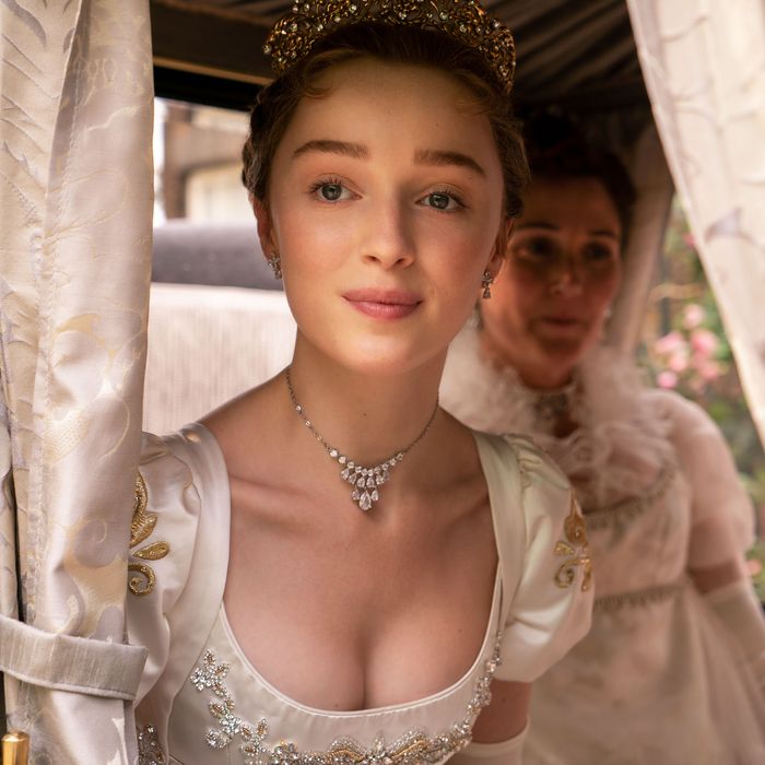 32+ Phoebe Dynevor Bridgerton Gif Pics