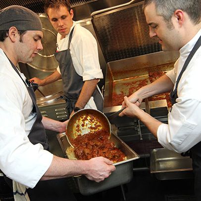 家庭聚餐用的五磅通心粉是调味的。还有35个。