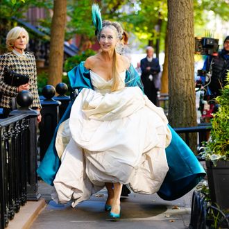 Carrie bradshaw outlet gay wedding outfit