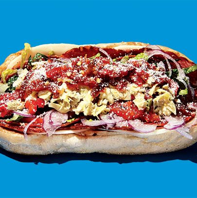 Dave ' s Hoagies '意大利式11美元;雪松街26号，nr. William St;这个叫戴夫的家伙来自“三明治之乡”南泽西。不过，当他潜入纽约，也就是英雄的家乡时，他还是很明智地从当地的百年帕里西面包店(Parisi Bakery)采购了面包。现在戴夫手上有了一个独特的东西一个又肥又多汁的南泽西三明治配上真正的纽约英雄卷。