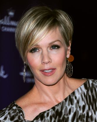 PASADENA, CA - JANUARY 07: Actress Jennie Garth arrives to Hallmark Channel's 2011 TCA Winter Tour Evening Gala on January 7, 2011 in Pasadena, California. (Photo by Alberto E. Rodriguez/Getty Images)