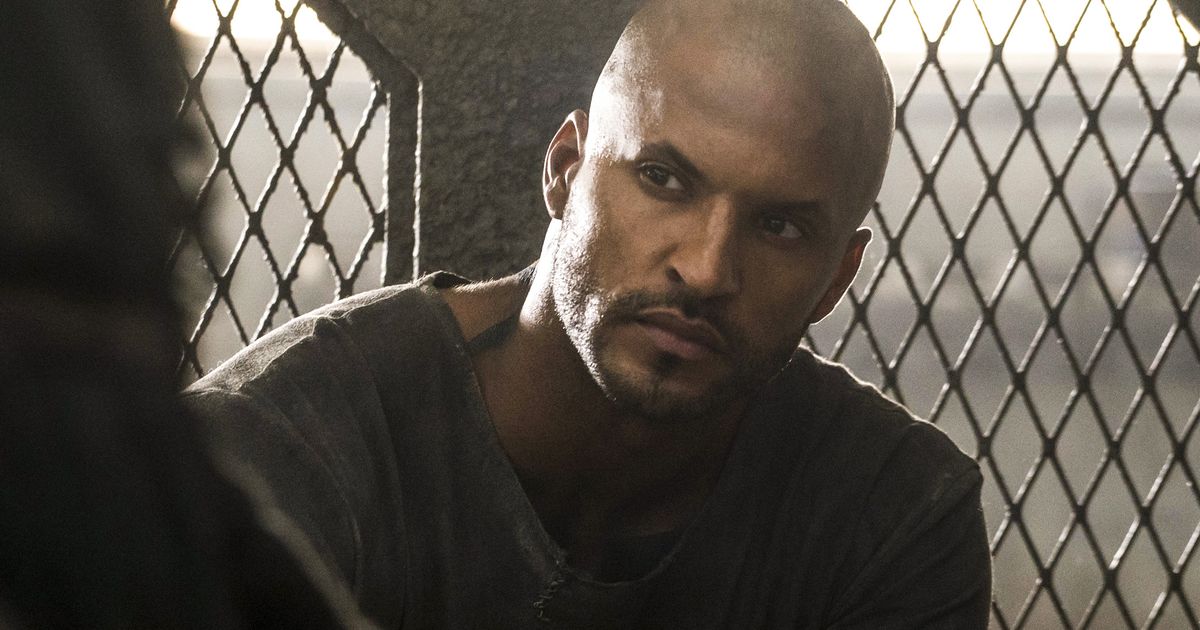 100瑞奇·惠特爾（Ricky Whittle）說，表演主持人欺負他離開演出