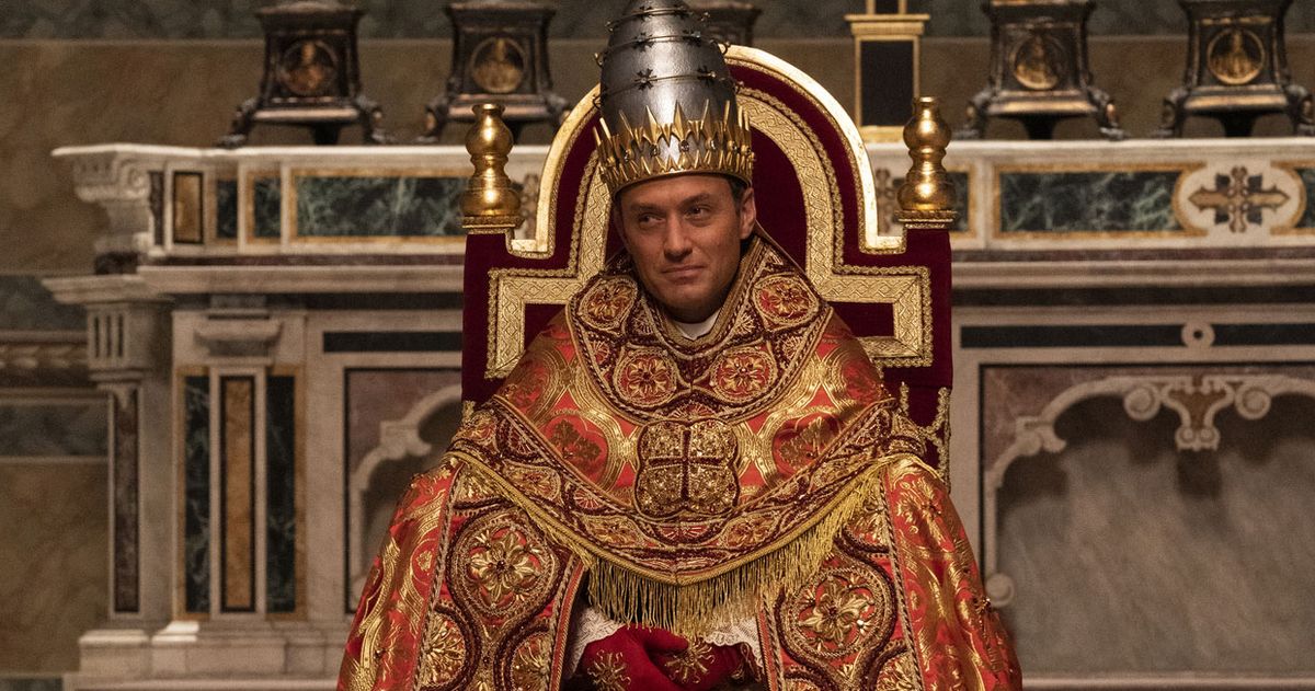 gøre det muligt for Bløde Håndskrift The New Pope: Jude Law and John Malkovich's Best Outfits