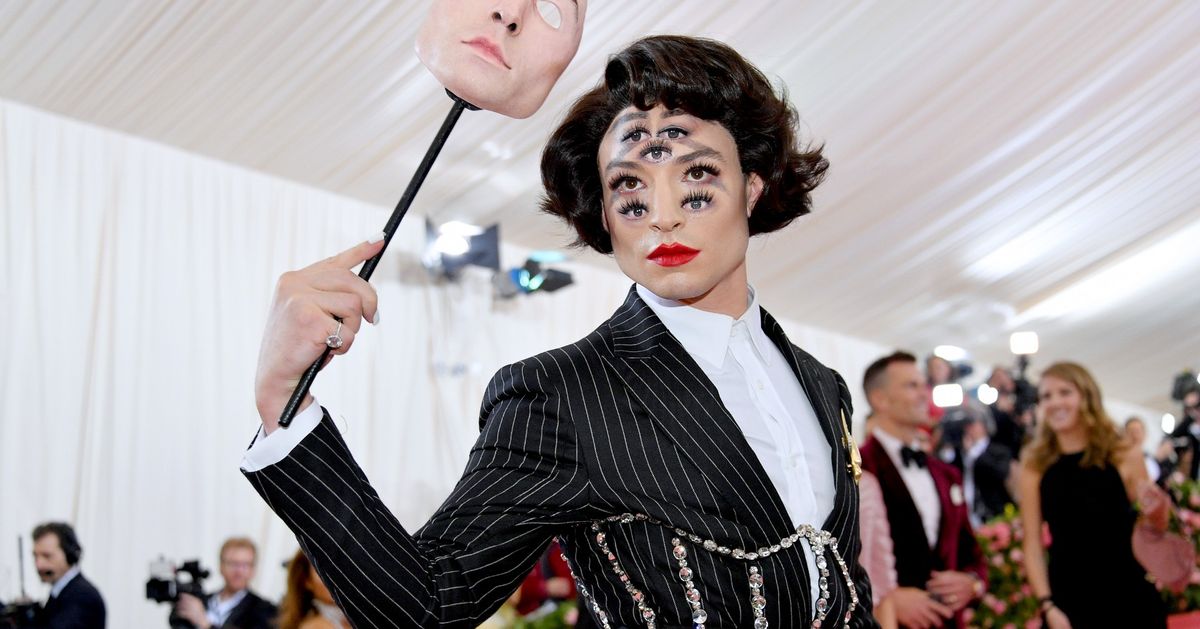 誰更適合將自己的臉作為 Met Gala 配件：傑瑞德雷托 (Jared Leto) 或 Ezra Miller？