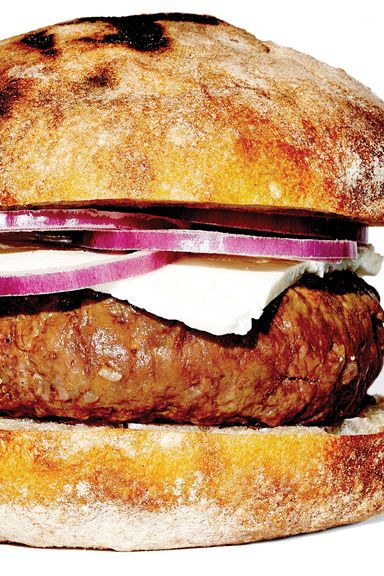 布雷斯林酒吧餐厅的炭烤羊肉汉堡，22美元。阿普丽尔·布卢姆菲尔德的斑点猪续作披着羊乳酪和红洋葱圈，放在结实的夏巴塔圆面包里。它是如此之好，以至于那些声称汉堡不含牛肉就不是汉堡的狂热者允许它作为规则的例外。