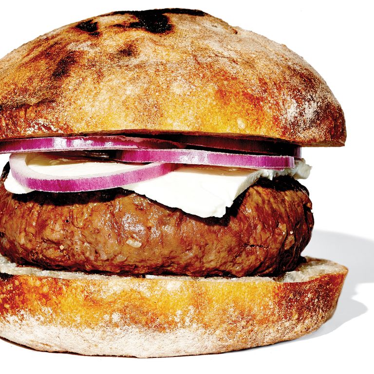 布雷斯林酒吧餐厅的炭烤羊肉汉堡，22美元。阿普丽尔·布卢姆菲尔德的斑点猪续作披着羊乳酪和红洋葱圈，放在结实的夏巴塔圆面包里。它是如此之好，以至于那些声称汉堡不含牛肉就不是汉堡的狂热者允许它作为规则的例外。