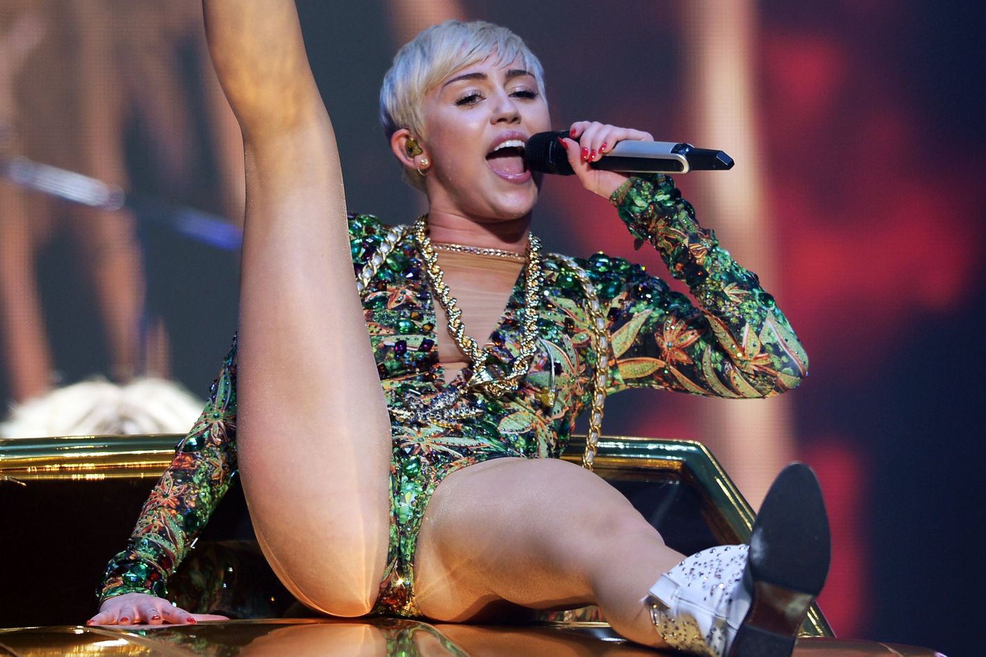 Miley cyrus jerk off