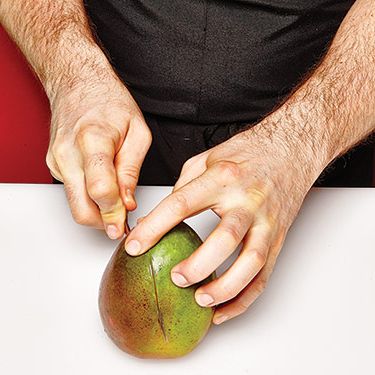 2.从一侧切开一个椭圆形的脸颊。