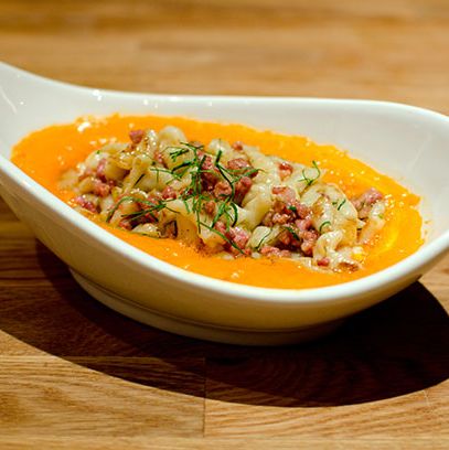 野猪香肠spaetzle和harissa泡沫。