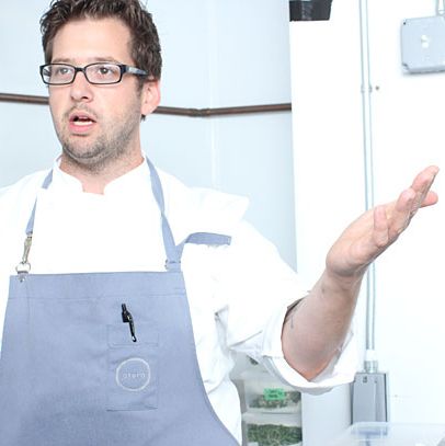 打火机，在Atera的冷藏“冷藏室”里，餐厅里的大多数药草和植物都被修剪整齐，准备服务。