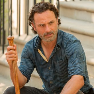 The beige shirt of Rick Grimes (Andrew Lincoln) in The Walking Dead Season  4