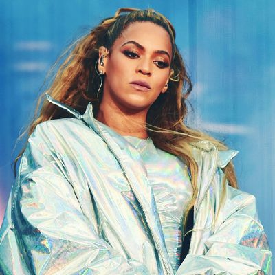 Beyoncé Stranded On Floating Stage During OTRII Concert