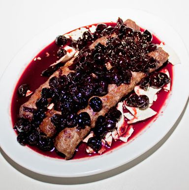 切片腌制菲力牛排配酸甜樱桃酱