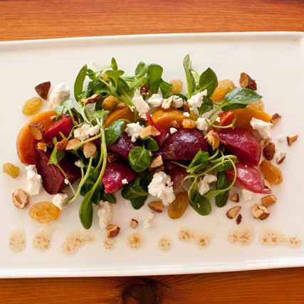 Westfield Farm Capri Chevre，Bobby Sue的坚果，金葡萄干和味o酱。