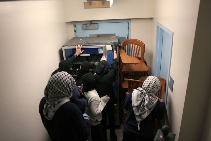 La Universidad de Columbia fija un plazo para que el campamento de Gaza abandone el campus