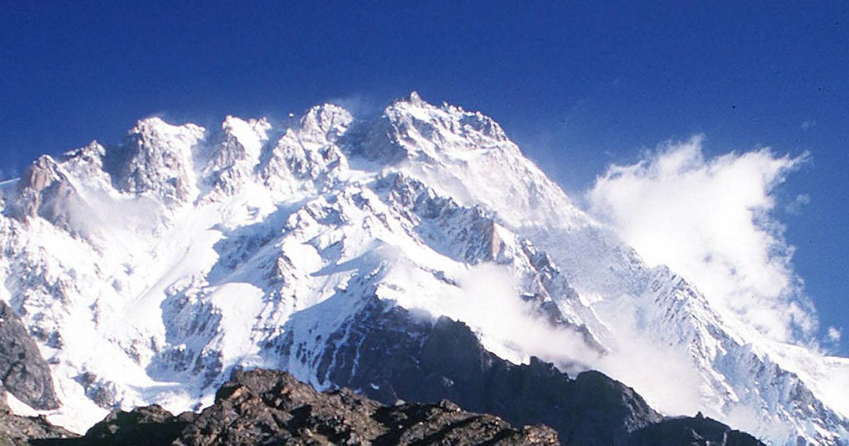 Нападение в горах. Альпинизм в Пакистане. Восхождение Пакистан. Нангапарбат. Карнатакау фото.